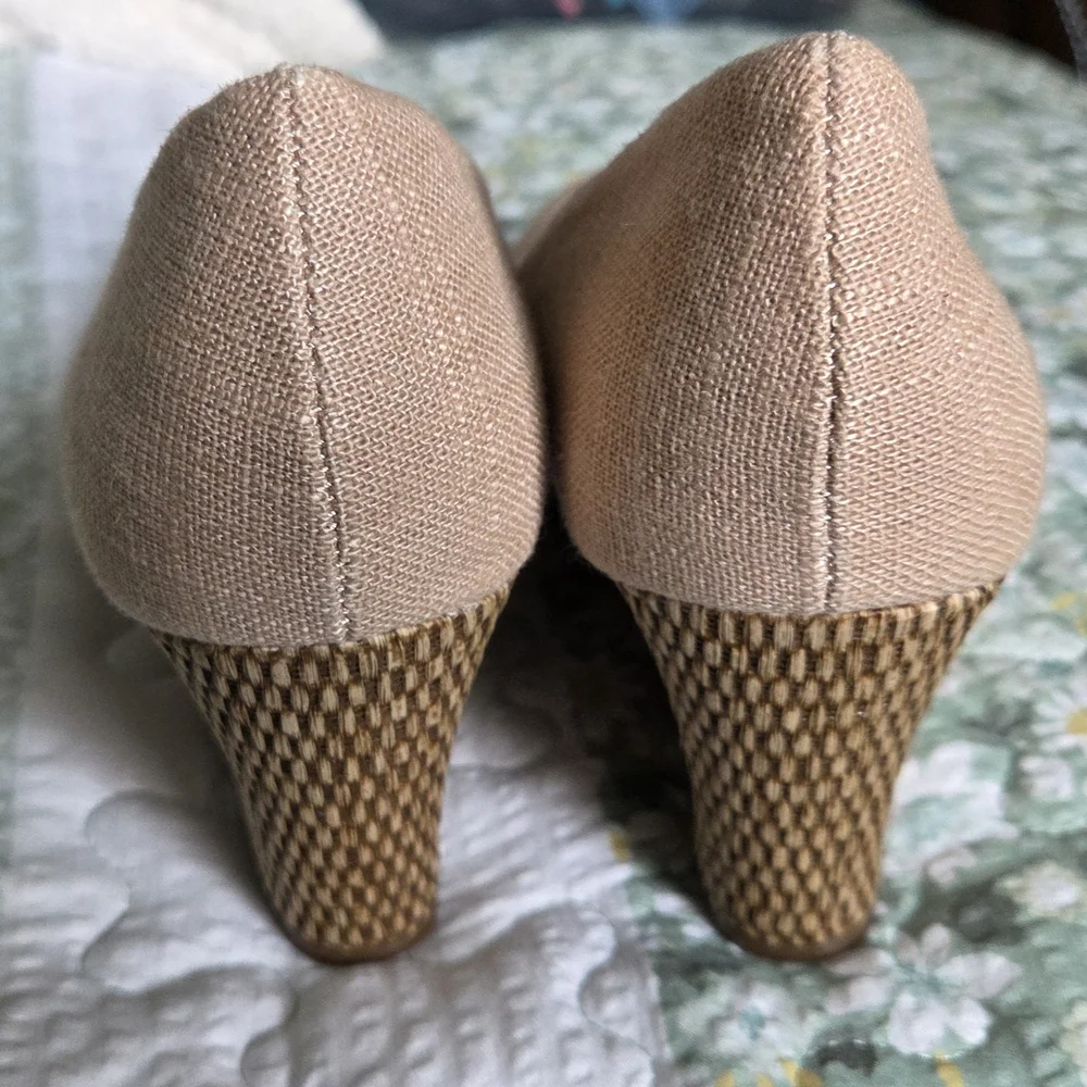 AEROSOLES Women's Tan Wedge Heels - Picture 3 of 7